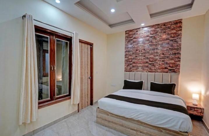 Shourya Hotel And Banquet Noida Eksteriør billede