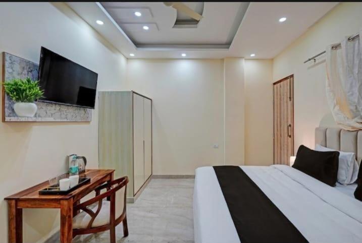 Shourya Hotel And Banquet Noida Eksteriør billede