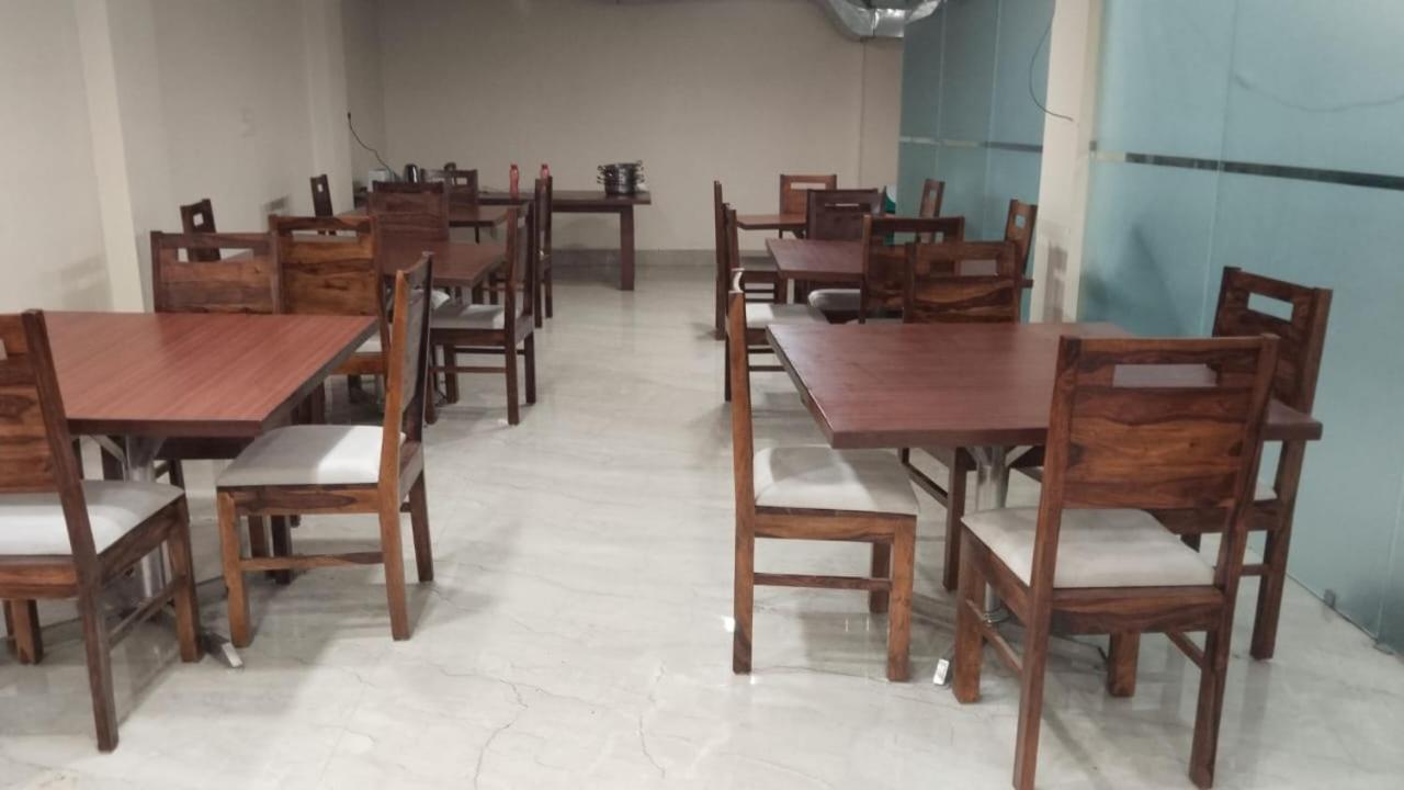 Shourya Hotel And Banquet Noida Eksteriør billede