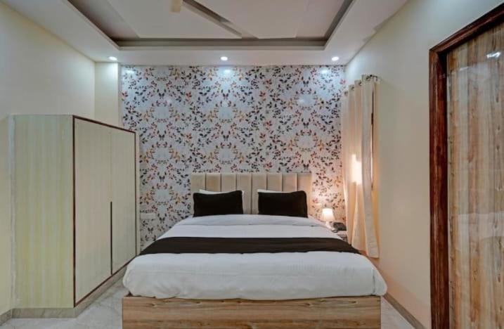 Shourya Hotel And Banquet Noida Eksteriør billede