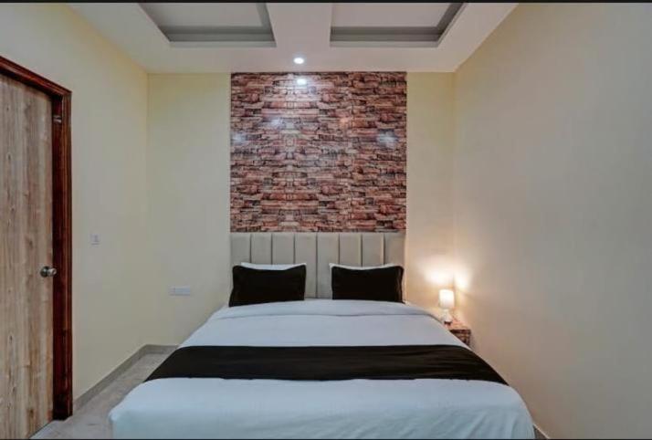 Shourya Hotel And Banquet Noida Eksteriør billede