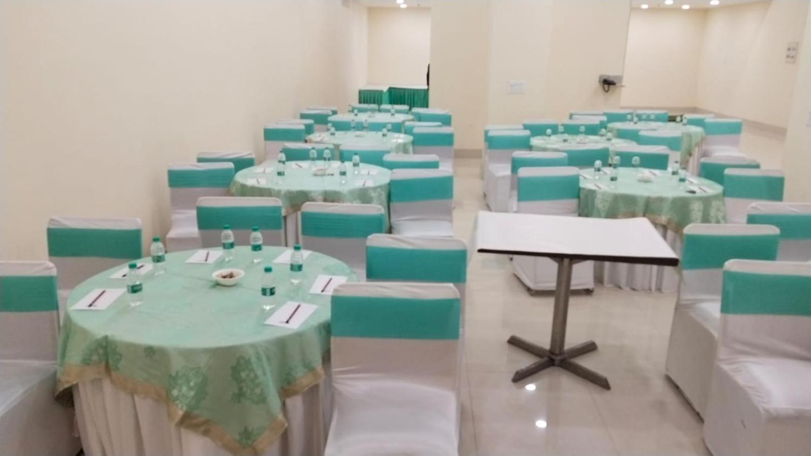 Shourya Hotel And Banquet Noida Eksteriør billede