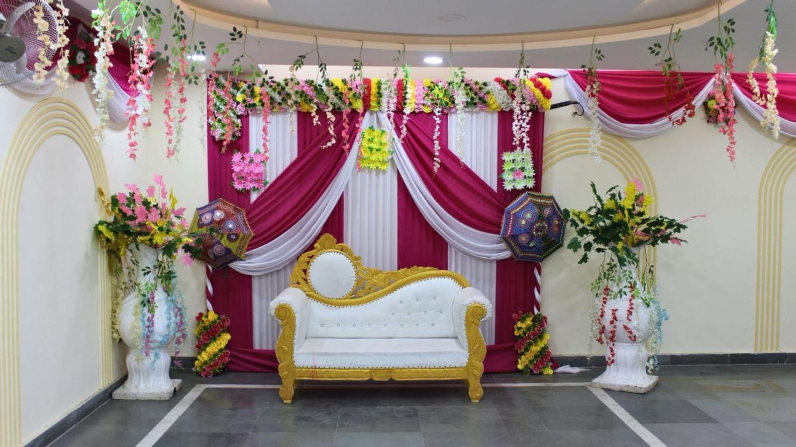 Shourya Hotel And Banquet Noida Eksteriør billede