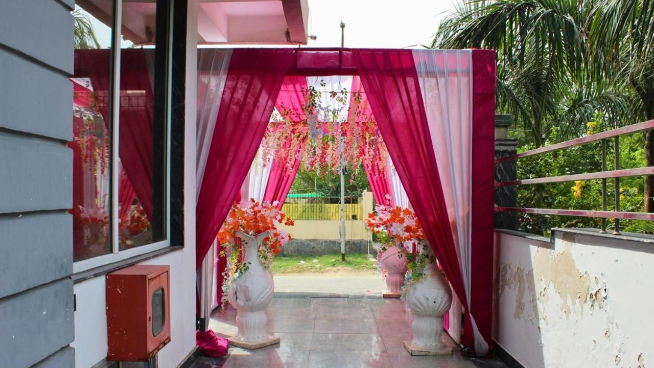 Shourya Hotel And Banquet Noida Eksteriør billede