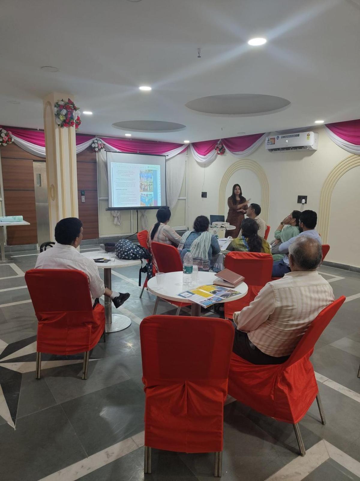 Shourya Hotel And Banquet Noida Værelse billede