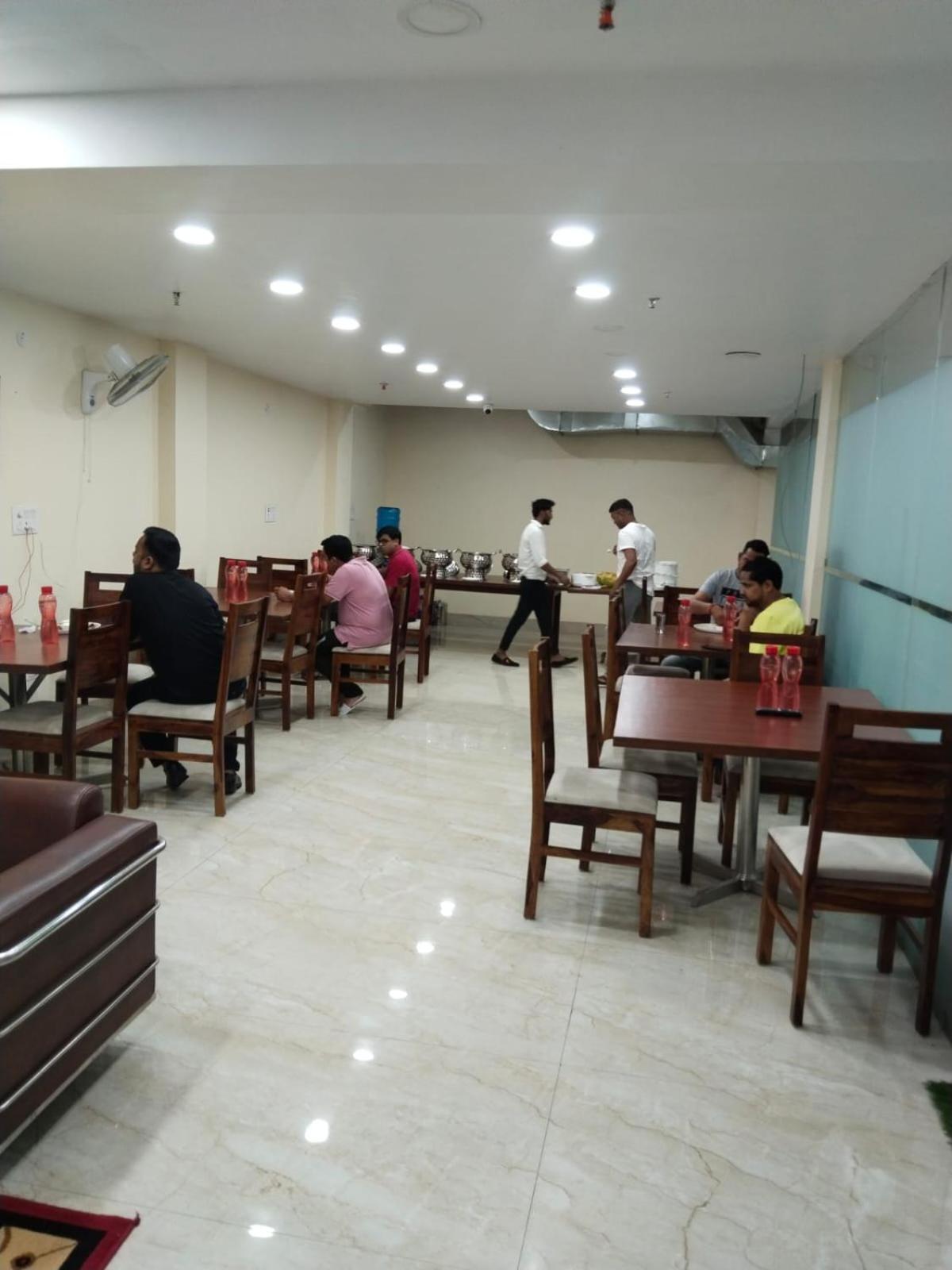 Shourya Hotel And Banquet Noida Eksteriør billede