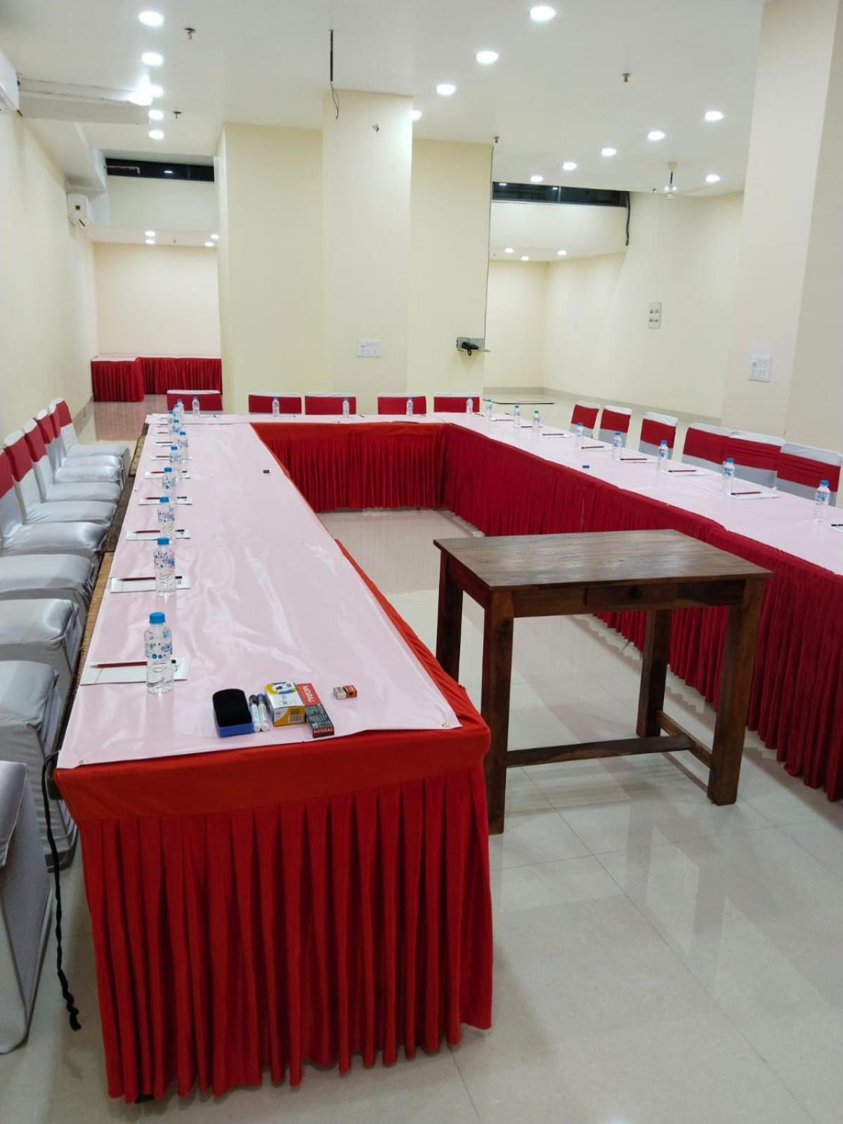 Shourya Hotel And Banquet Noida Eksteriør billede